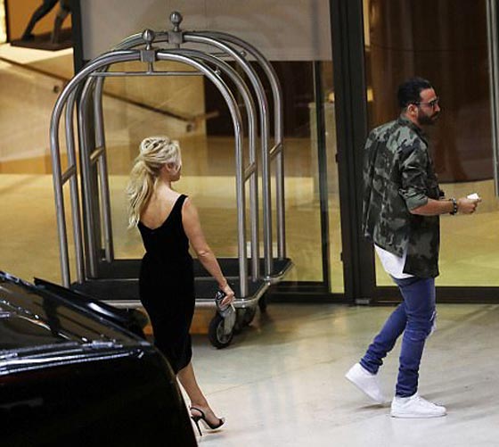 علاقة باميلا اندرسون وحبيبها المغربي عادل رامي تتصدر الصحف العالمية! صورة رقم 5 علاقة باميلا اندرسون وحبيبها المغربي عادل رامي تتصدر الصحف العالمية! صورة رقم 5