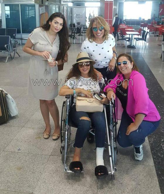 لطيفة التونسية تغادر مهرجان الجونة على عكاز وكرسي متحرك.. فيديو صورة رقم 1 لطيفة التونسية تغادر مهرجان الجونة على عكاز وكرسي متحرك.. فيديو صورة رقم 1