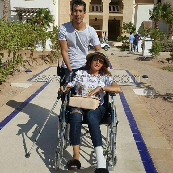 لطيفة التونسية تغادر مهرجان الجونة على عكاز وكرسي متحرك.. فيديو صورة رقم 2 لطيفة التونسية تغادر مهرجان الجونة على عكاز وكرسي متحرك.. فيديو صورة رقم 2
