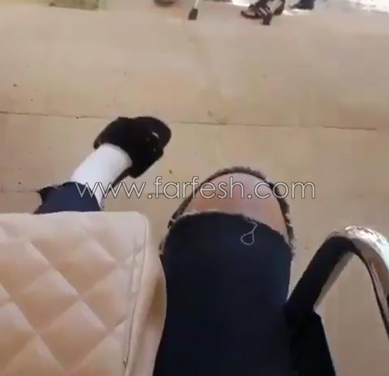 لطيفة التونسية تغادر مهرجان الجونة على عكاز وكرسي متحرك.. فيديو صورة رقم 3 لطيفة التونسية تغادر مهرجان الجونة على عكاز وكرسي متحرك.. فيديو صورة رقم 3