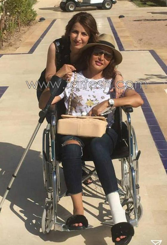 لطيفة التونسية تغادر مهرجان الجونة على عكاز وكرسي متحرك.. فيديو صورة رقم 4 لطيفة التونسية تغادر مهرجان الجونة على عكاز وكرسي متحرك.. فيديو صورة رقم 4
