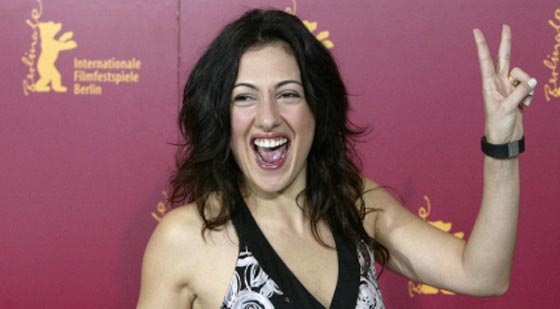ممثلة تركية ترفض مصافحة مخرج عند تسلمه جائزته لأنه متدين! فيديو صورة رقم 3 ممثلة تركية ترفض مصافحة مخرج عند تسلمه جائزته لأنه متدين! فيديو صورة رقم 3