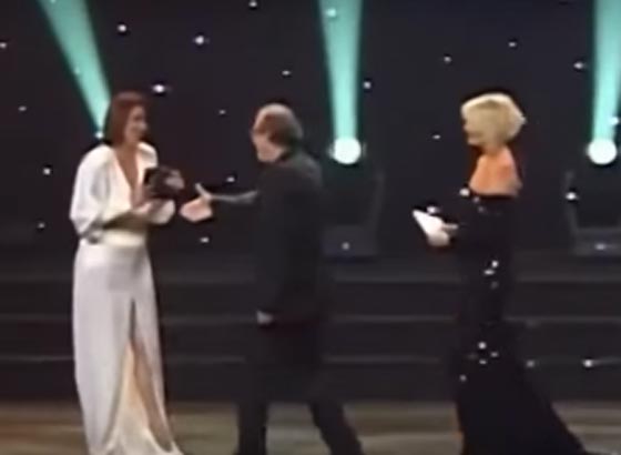 ممثلة تركية ترفض مصافحة مخرج عند تسلمه جائزته لأنه متدين! فيديو صورة رقم 1 ممثلة تركية ترفض مصافحة مخرج عند تسلمه جائزته لأنه متدين! فيديو صورة رقم 1