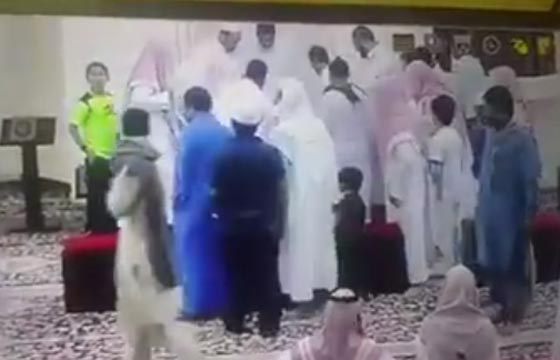 وفاة داعية سعودي داخل المسجد بعد انتهائه من الصلاة! فيديو صورة رقم 4