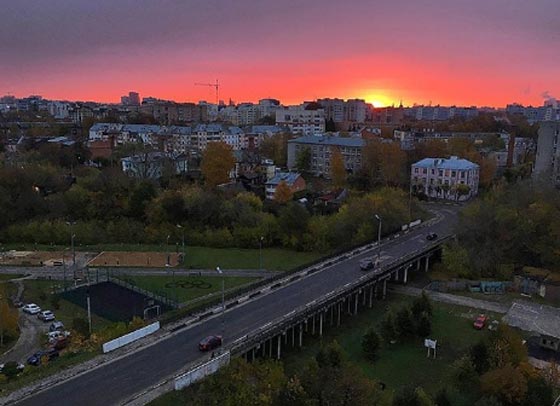 بالفيديو والصور.. اللون الأحمر والبرتقالي يصبغان شمس وسماء روسيا بالكامل! صورة رقم 3