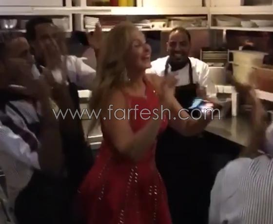 فيديو يسرا ترقص على أغنيتها (3 دقات) مع عمال مطعم صورة رقم 1 فيديو يسرا ترقص على أغنيتها (3 دقات) مع عمال مطعم صورة رقم 1