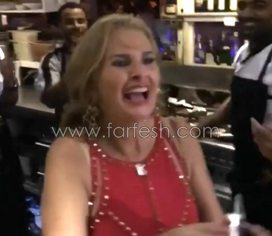 فيديو يسرا ترقص على أغنيتها (3 دقات) مع عمال مطعم صورة رقم 4 فيديو يسرا ترقص على أغنيتها (3 دقات) مع عمال مطعم صورة رقم 4