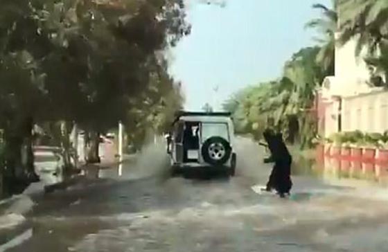 فيديو طريف اذهل السعوديين: سيدة تتزلج خلف سيارة تجرها بشوارع جدة صورة رقم 1