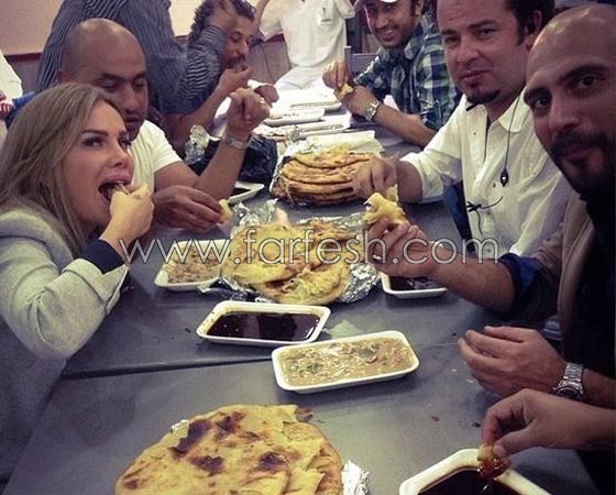 ماذا تأكل النجمات؟ شاهد صور فنانات اثناء تناول الطعام تفضح شراهتهن! صورة رقم 5 ماذا تأكل النجمات؟ شاهد صور فنانات اثناء تناول الطعام تفضح شراهتهن! صورة رقم 5