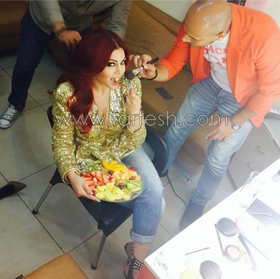 ماذا تأكل النجمات؟ شاهد صور فنانات اثناء تناول الطعام تفضح شراهتهن! صورة رقم 3 ماذا تأكل النجمات؟ شاهد صور فنانات اثناء تناول الطعام تفضح شراهتهن! صورة رقم 3