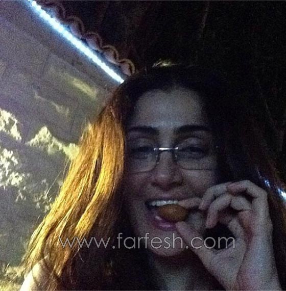 ماذا تأكل النجمات؟ شاهد صور فنانات اثناء تناول الطعام تفضح شراهتهن! صورة رقم 11 ماذا تأكل النجمات؟ شاهد صور فنانات اثناء تناول الطعام تفضح شراهتهن! صورة رقم 11
