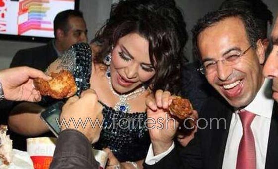 ماذا تأكل النجمات؟ شاهد صور فنانات اثناء تناول الطعام تفضح شراهتهن! صورة رقم 7 ماذا تأكل النجمات؟ شاهد صور فنانات اثناء تناول الطعام تفضح شراهتهن! صورة رقم 7