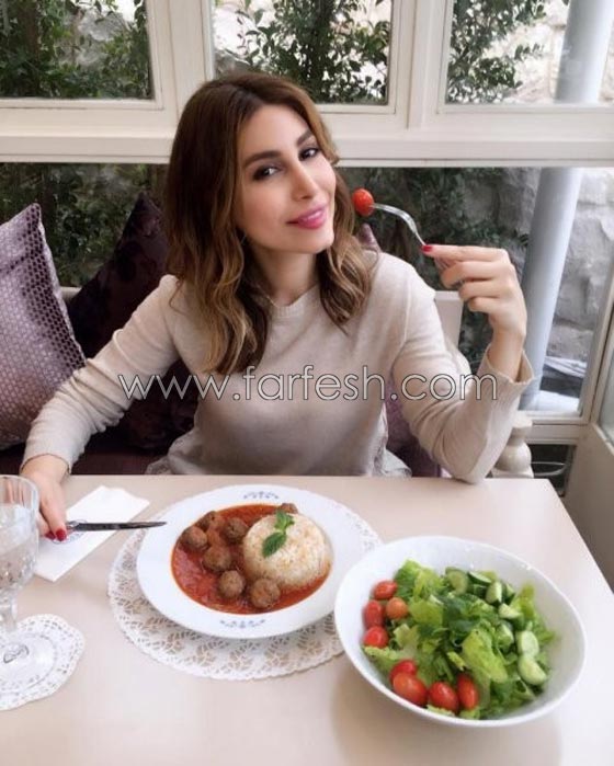 ماذا تأكل النجمات؟ شاهد صور فنانات اثناء تناول الطعام تفضح شراهتهن! صورة رقم 4 ماذا تأكل النجمات؟ شاهد صور فنانات اثناء تناول الطعام تفضح شراهتهن! صورة رقم 4