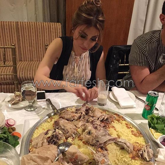 ماذا تأكل النجمات؟ شاهد صور فنانات اثناء تناول الطعام تفضح شراهتهن! صورة رقم 13 ماذا تأكل النجمات؟ شاهد صور فنانات اثناء تناول الطعام تفضح شراهتهن! صورة رقم 13