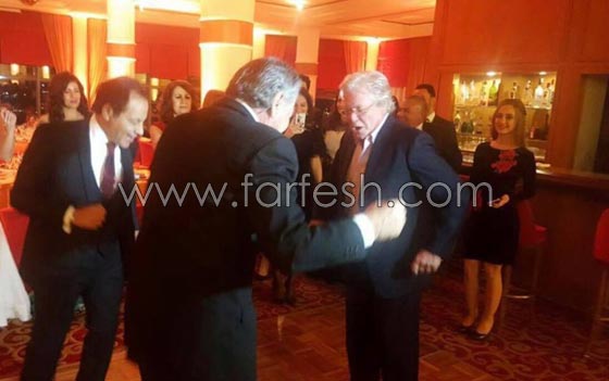 فيديو مسرّب: حسين فهمي يرقص (تويست) مع أخيه مصطفى في حفل زفافه صورة رقم 9 فيديو مسرّب: حسين فهمي يرقص (تويست) مع أخيه مصطفى في حفل زفافه صورة رقم 9