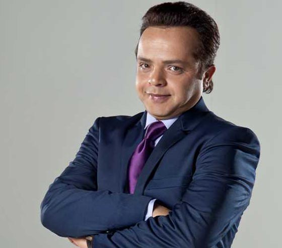 صورة مضحكة: محمد هنيدي يزيّف صورته ليبدو أطول من احمد عز صورة رقم 2 صورة مضحكة: محمد هنيدي يزيّف صورته ليبدو أطول من احمد عز صورة رقم 2