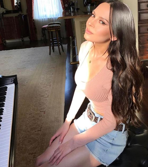 فيديو وصور عازفة أوزبيكية تذهل الجمهور بعزفها وبقوامها الجميل صورة رقم 6 فيديو وصور عازفة أوزبيكية تذهل الجمهور بعزفها وبقوامها الجميل صورة رقم 6