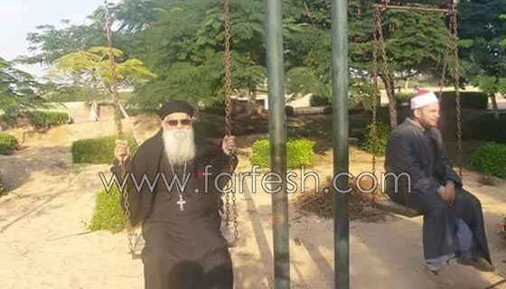 صورة طريفة: شيخ وقسّ يلهوان ويركبان الارجوحة وهذا تعليق الفنانين صورة رقم 3 صورة طريفة: شيخ وقسّ يلهوان ويركبان الارجوحة وهذا تعليق الفنانين صورة رقم 3