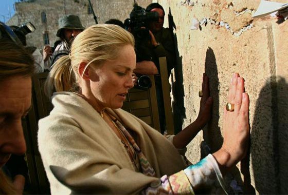 فنانين وشخصيات مشهورة وقفت أمام حائط المبكى وصدمت العرب صورة رقم 1 فنانين وشخصيات مشهورة وقفت أمام حائط المبكى وصدمت العرب صورة رقم 1