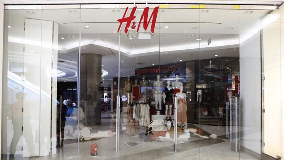  H&M ومسلسل الفضائح..  كلمة (الله) تضعها في مأزق صورة رقم 3