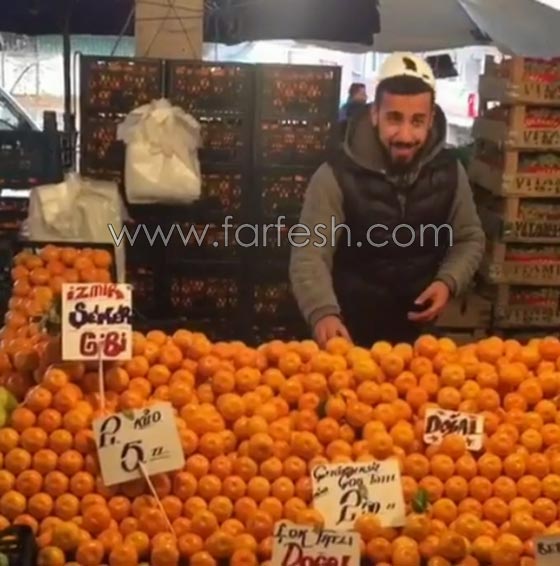 صوته وهو يغني خلال بيع البرتقال أوصله إلى العالمية.. صورة رقم 3 صوته وهو يغني خلال بيع البرتقال أوصله إلى العالمية.. صورة رقم 3