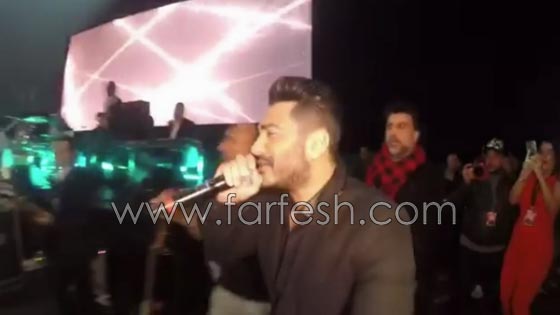 فيديو مقلب تامر حسني بشيرين على المسرح: دهشة وخوف ثم ضحك! صورة رقم 2