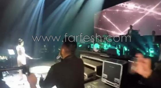 فيديو مقلب تامر حسني بشيرين على المسرح: دهشة وخوف ثم ضحك! صورة رقم 3