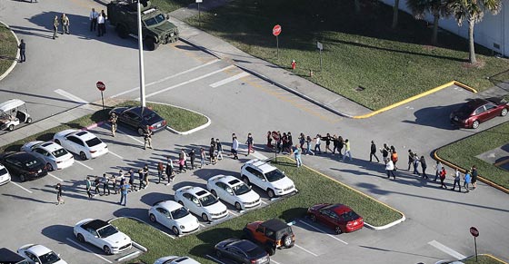 انتحار طالبة أميركية بعد نجاتها من مذبحة المدرسة في ولاية فلوريدا صورة رقم 14