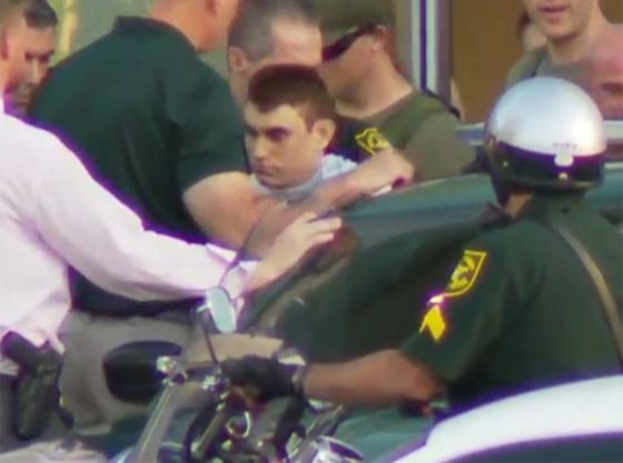 انتحار طالبة أميركية بعد نجاتها من مذبحة المدرسة في ولاية فلوريدا صورة رقم 9