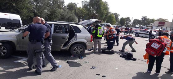 بالفيديو.. شاهدوا عربي يدهس شرطيا وجنديين شمال إسرائيل  صورة رقم 2