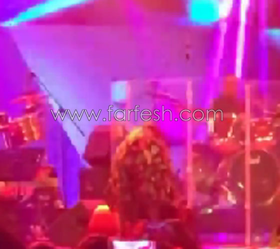 فيديو سقوط الفنانة المصرية شيرين على المسرح في دبي صورة رقم 1 فيديو سقوط الفنانة المصرية شيرين على المسرح في دبي صورة رقم 1