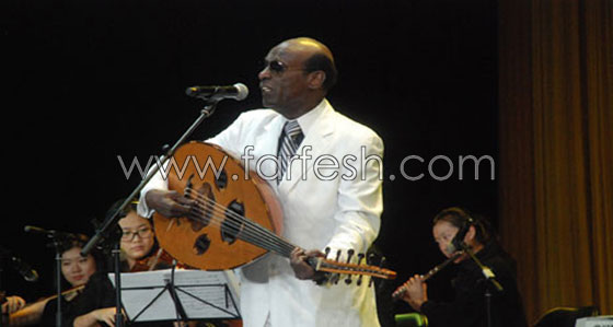 مطرب سوداني يصدم جمهوره ويطالبهم بالتوقف عن الغناء معه: (يا أنا يا انتم)! صورة رقم 2 مطرب سوداني يصدم جمهوره ويطالبهم بالتوقف عن الغناء معه: (يا أنا يا انتم)! صورة رقم 2