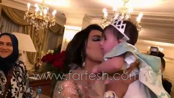 فيديو: طفلة ترتعب من الفنانة أحلام في الكواليس.. ردّ فعلها مضحك صورة رقم 3 فيديو: طفلة ترتعب من الفنانة أحلام في الكواليس.. ردّ فعلها مضحك صورة رقم 3