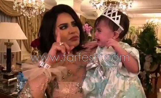 فيديو: طفلة ترتعب من الفنانة أحلام في الكواليس.. ردّ فعلها مضحك صورة رقم 4 فيديو: طفلة ترتعب من الفنانة أحلام في الكواليس.. ردّ فعلها مضحك صورة رقم 4