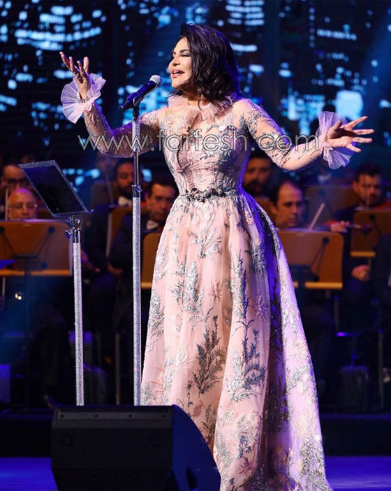 فيديو: طفلة ترتعب من الفنانة أحلام في الكواليس.. ردّ فعلها مضحك صورة رقم 8 فيديو: طفلة ترتعب من الفنانة أحلام في الكواليس.. ردّ فعلها مضحك صورة رقم 8