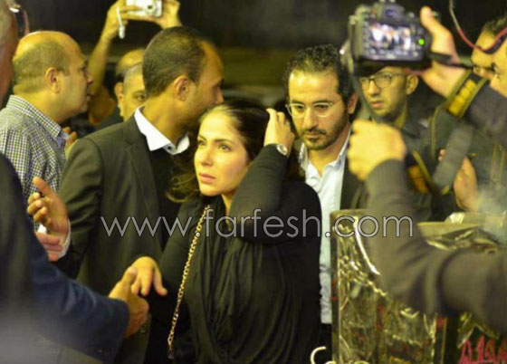  بالصور: شيرين عبد الوهاب تكسر هاتف صحفية صوّرت عزاء والدها صورة رقم 5