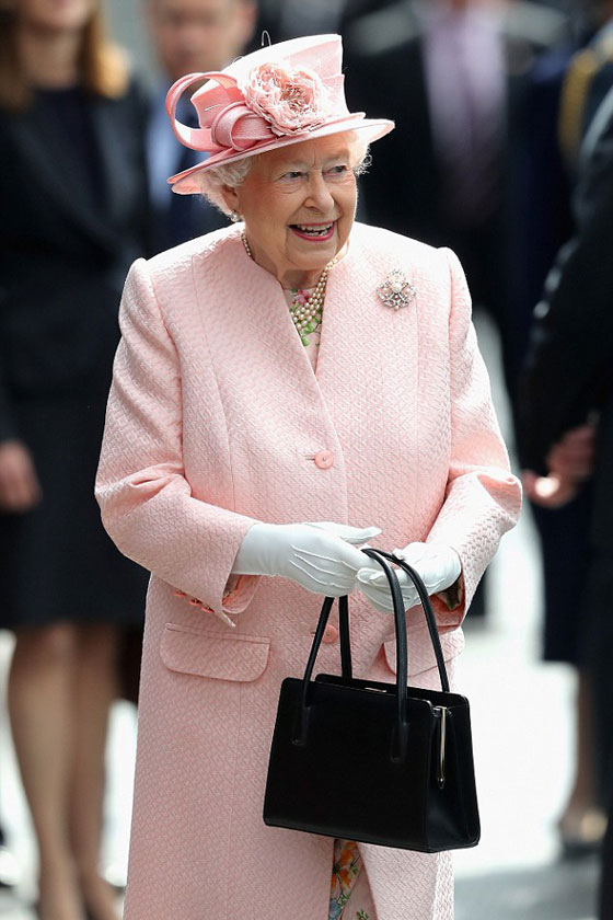 ما هو سر حمل الملكة إليزابيث حقيبتها طوال الوقت؟ صورة رقم 1