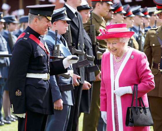 ما هو سر حمل الملكة إليزابيث حقيبتها طوال الوقت؟ صورة رقم 8