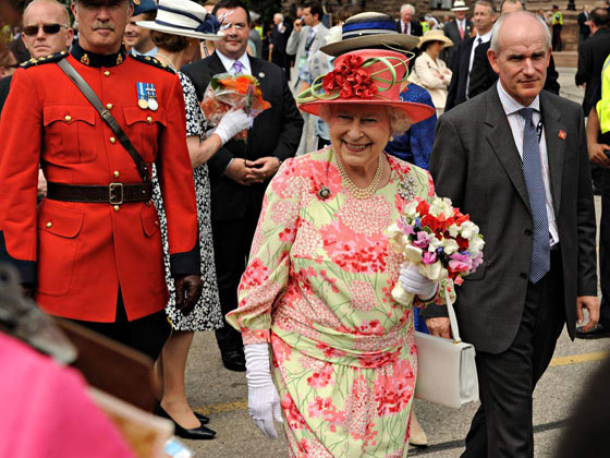ما هو سر حمل الملكة إليزابيث حقيبتها طوال الوقت؟ صورة رقم 5