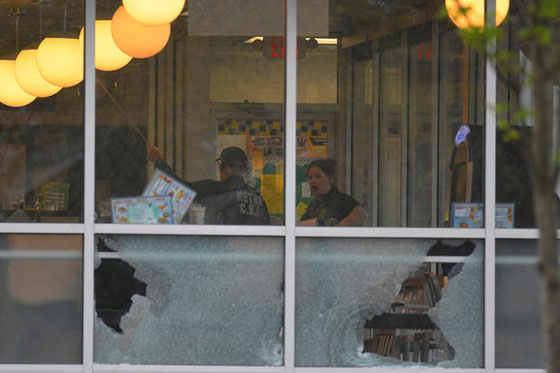 مطاردة مكثفة لمجرم مسلّح هارب اسقط 4 قتلى في مطعم امريكي صورة رقم 7