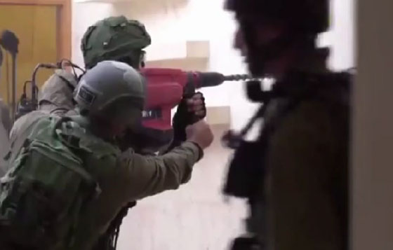 فيديو.. إسرائيل تنسف بالديناميت منزل أسير فلسطيني صورة رقم 3