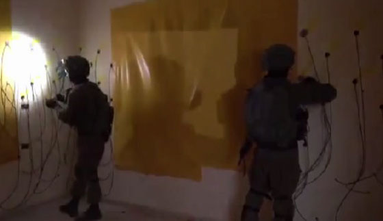 فيديو.. إسرائيل تنسف بالديناميت منزل أسير فلسطيني صورة رقم 4