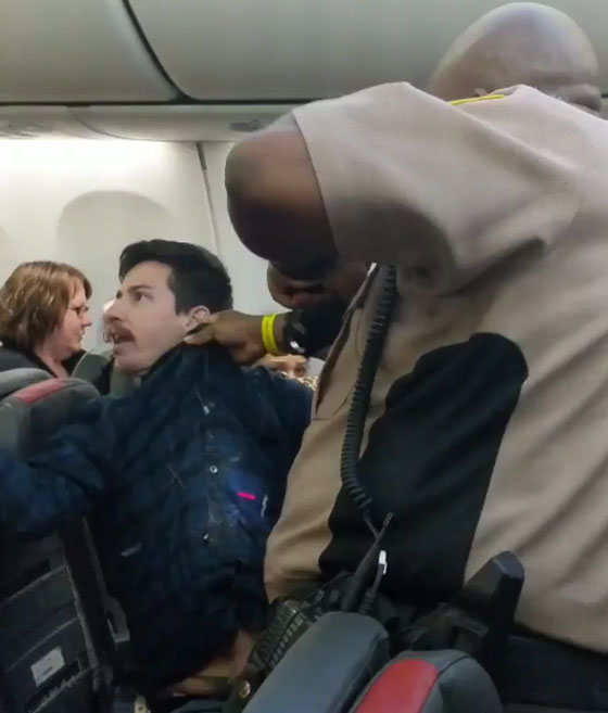 بالفيديو.. طرد راكب مزعج من طائرة وصعقه بالكهرباء صورة رقم 2