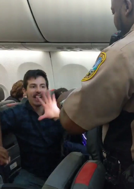 بالفيديو.. طرد راكب مزعج من طائرة وصعقه بالكهرباء صورة رقم 1