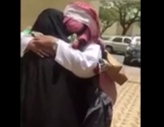 بالفيديو: شاب سعودي يحتفل بتخرج والدته (ست الحبايب) من المدرسة صورة رقم 4