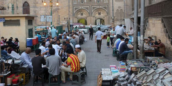 بالصور: اقباط مصر يقيمون موائد الرحمن في الكنائس للمسلمين الصائمين صورة رقم 1