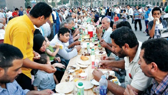 بالصور: اقباط مصر يقيمون موائد الرحمن في الكنائس للمسلمين الصائمين صورة رقم 16