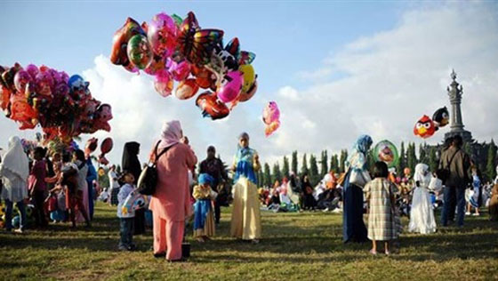 العالم العربي والاسلامي يحتفل بأول ايام عيد الفطر المبارك صورة رقم 1