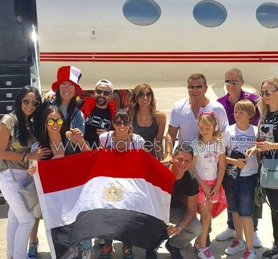 فيديو عمرو دياب يفضح نفسه ويغازل دينا الشربيني في روسيا امام ابنه صورة رقم 2 فيديو عمرو دياب يفضح نفسه ويغازل دينا الشربيني في روسيا امام ابنه صورة رقم 2