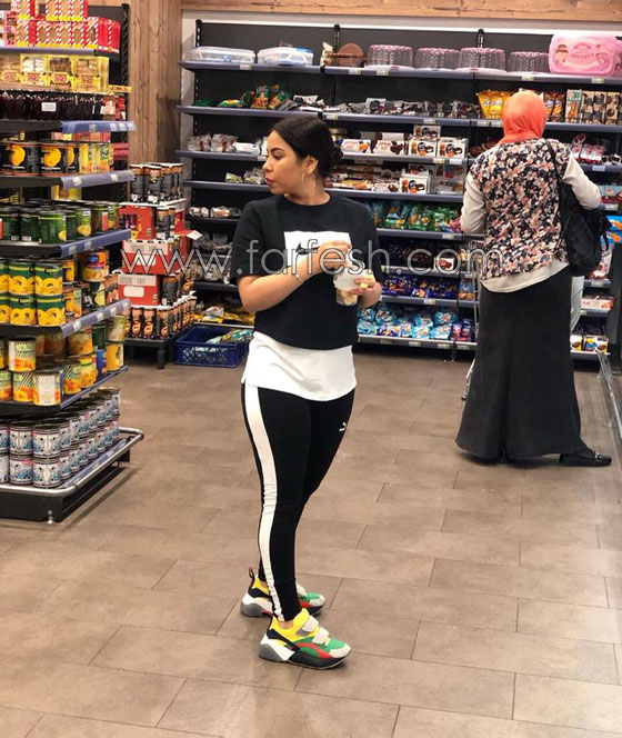 صور شيرين عبد الوهاب في السوبر ماركت بين مؤيد معجب ومنتقد ساخر! صورة رقم 2 صور شيرين عبد الوهاب في السوبر ماركت بين مؤيد معجب ومنتقد ساخر! صورة رقم 2